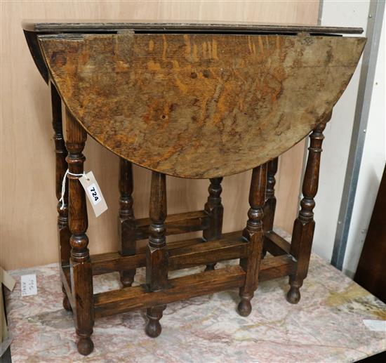 A small oval oak gateleg table, W.59cm